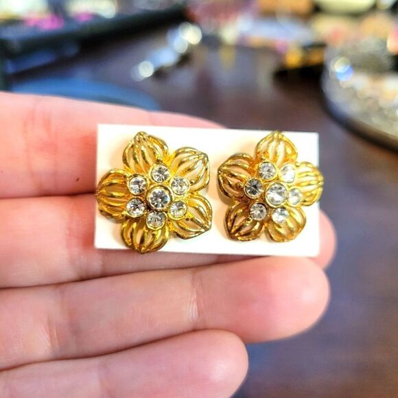 Vintage Floral Rhinestone Gold Tone Post Back Earrings - Picture 1 of 3
